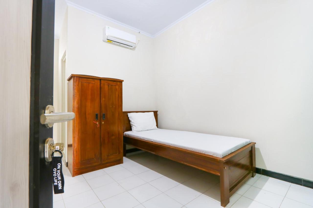 Hotel Oyo 3187 Kost Putri Bu Chris à Jembel Chambre photo
