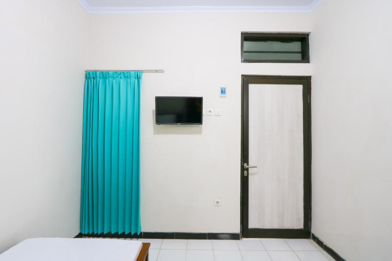 Hotel Oyo 3187 Kost Putri Bu Chris à Jembel Extérieur photo