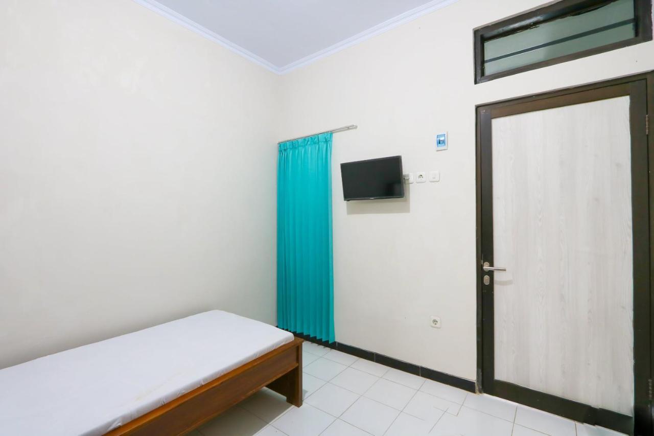 Hotel Oyo 3187 Kost Putri Bu Chris à Jembel Extérieur photo