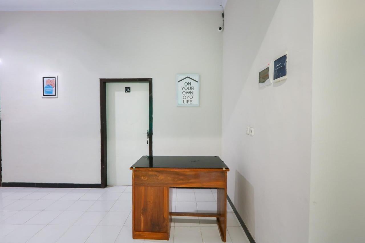 Hotel Oyo 3187 Kost Putri Bu Chris à Jembel Extérieur photo