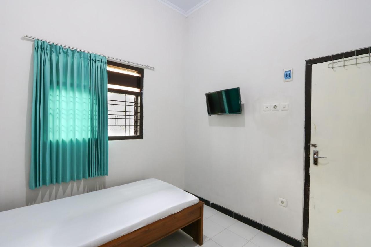 Hotel Oyo 3187 Kost Putri Bu Chris à Jembel Extérieur photo